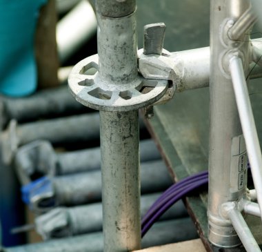 İnşaat sahasında güvenlik ekipmanı olarak yapı iskelesi