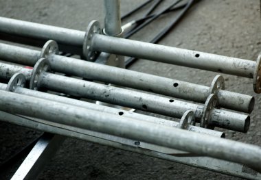 İnşaat sahasında güvenlik ekipmanı olarak yapı iskelesi