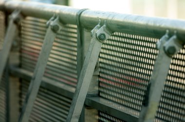 İnşaat sahasında güvenlik ekipmanı olarak yapı iskelesi