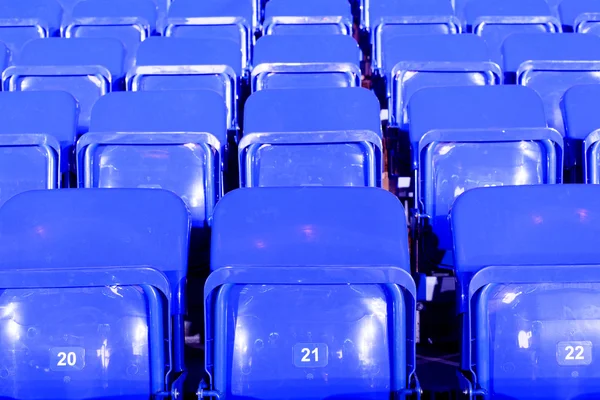 Stoelen voor het publiek in het stadion — Stockfoto