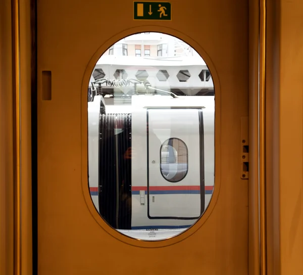 Tren moderno en la estación —  Fotos de Stock