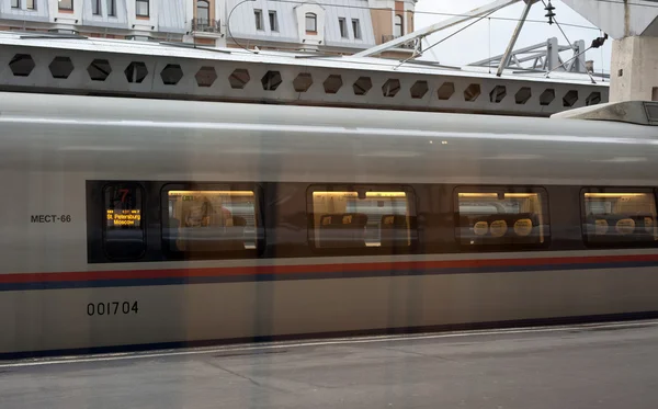 Tren moderno en la estación —  Fotos de Stock