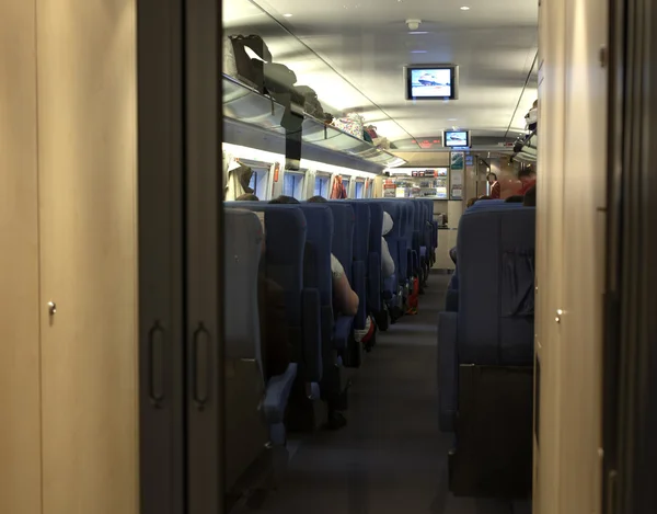 Treno moderno alla stazione — Foto Stock