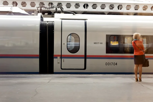 Moderne trein op het station — Stockfoto