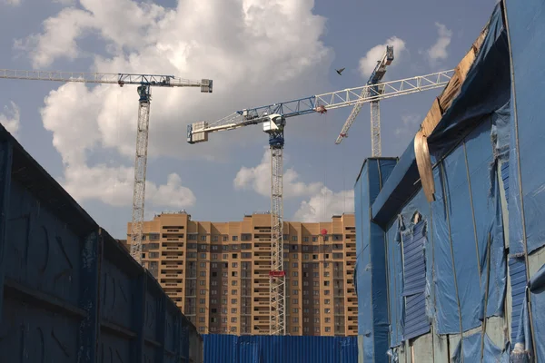 Construcción de grúas y edificios —  Fotos de Stock