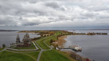 Kizhi Adası, kilise tarihi site ve çan kulesi, büyük tarihi günlük ahşap ev Adası bataklık kıyısında görünümü