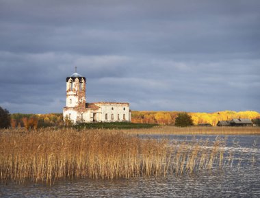 Kizhi Adası, kilise tarihi site ve çan kulesi, büyük tarihi günlük ahşap ev Adası bataklık kıyısında görünümü