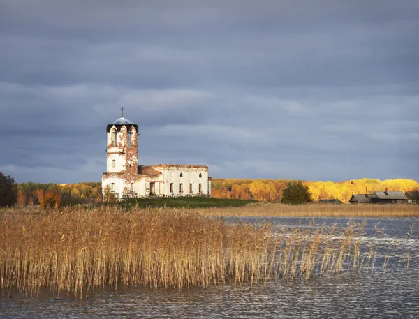 Kizhi Adası, kilise tarihi site ve çan kulesi, büyük tarihi günlük ahşap ev Adası bataklık kıyısında görünümü