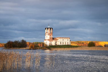 Kizhi Adası, kilise tarihi site ve çan kulesi, büyük tarihi günlük ahşap ev Adası bataklık kıyısında görünümü