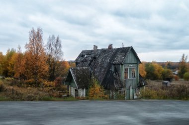 Kizhi Adası, kilise tarihi site ve çan kulesi, büyük tarihi günlük ahşap ev Adası bataklık kıyısında görünümü