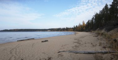Onega Gölü 'nün güzel manzarası. Rusya.