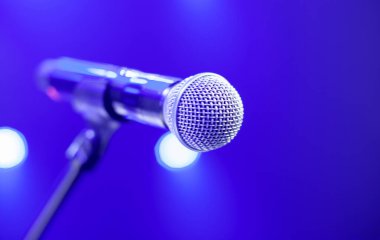 Sahnede ışık huzmelerinde mikrofon