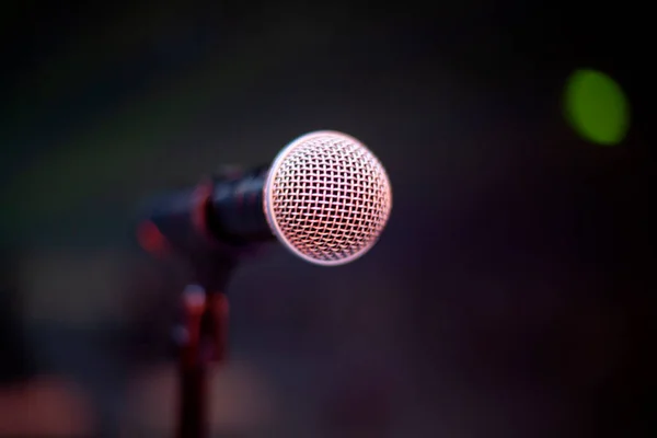 Mikrofon Scenie Promieniach Światła — Zdjęcie stockowe