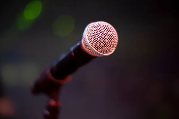 Microphone Sur Scène Dans Les Rayons Lumière — Photo