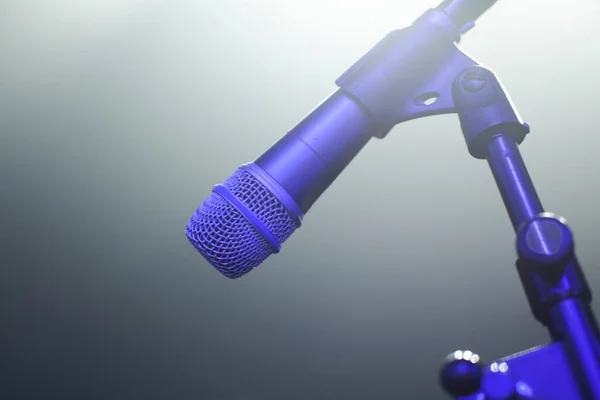 Микрофон Сцене Лучах Света — стоковое фото