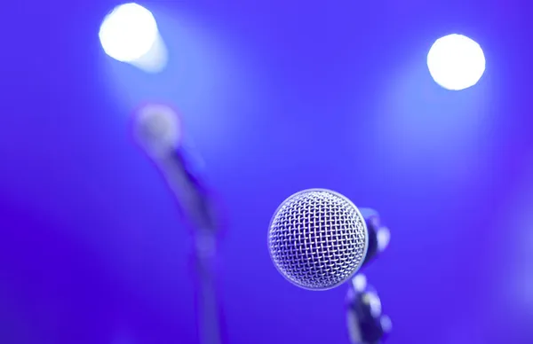 Microphone Sur Scène Dans Les Rayons Lumière — Photo