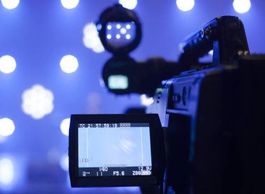 Konserden önce konser salonundaki televizyon kamerası.
