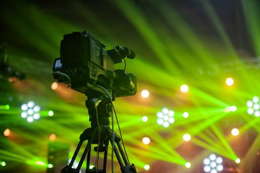 Konserden önce konser salonundaki televizyon kamerası.