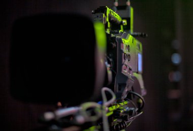 Konserden önce konser salonundaki televizyon kamerası.