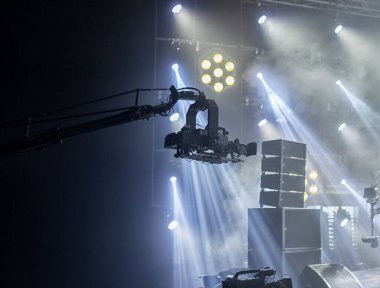 Konserden önce konser salonundaki televizyon kamerası.