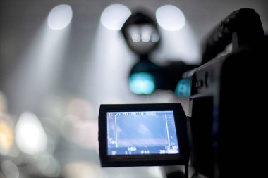 Konserden önce konser salonundaki televizyon kamerası.