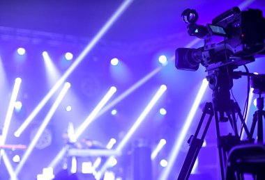 Konserden önce konser salonundaki televizyon kamerası.