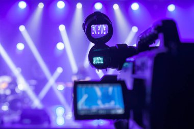 Konserden önce konser salonundaki televizyon kamerası.