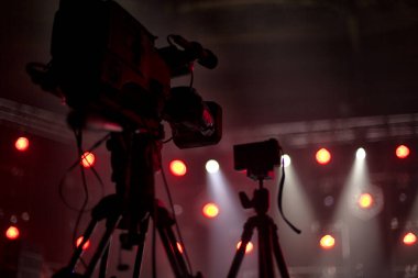 Konserden önce konser salonundaki televizyon kamerası.