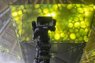 Konserden önce konser salonundaki televizyon kamerası.