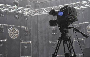 Konserden önce konser salonundaki televizyon kamerası.