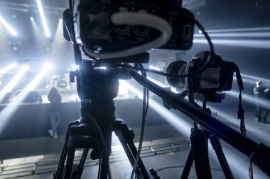 Konserden önce konser salonundaki televizyon kamerası.