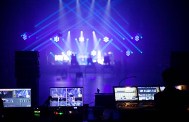 Sahnede bir konser salonunda ışık huzmeleri