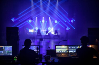 Sahnede bir konser salonunda ışık huzmeleri