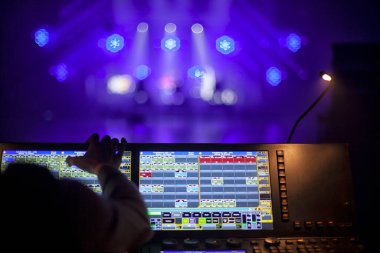 Sahnede bir konser salonunda ışık huzmeleri