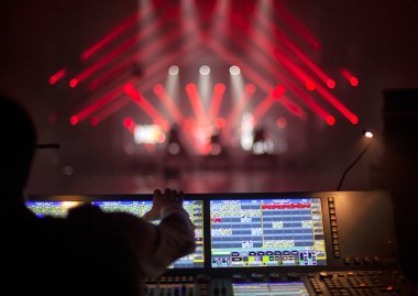 Sahnede bir konser salonunda ışık huzmeleri