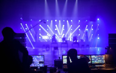 Sahnede bir konser salonunda ışık huzmeleri