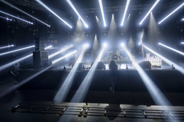 Sahnede bir konser salonunda ışık huzmeleri