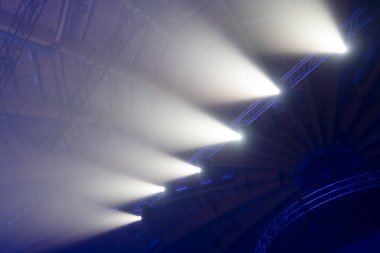 Sahnede bir konser salonunda ışık huzmeleri