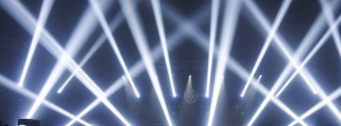 Sahnede bir konser salonunda ışık huzmeleri