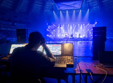 Sahnede bir konser salonunda ışık huzmeleri