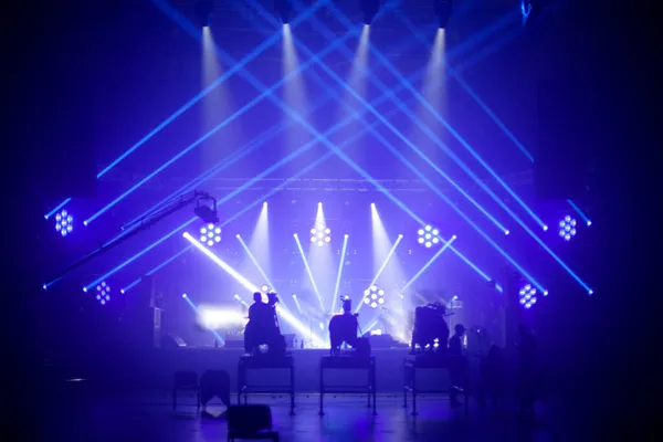 Ακτίνες Του Φωτός Στη Σκηνή Μια Αίθουσα Συναυλιών — Φωτογραφία Αρχείου