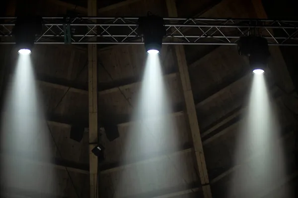 Lichtstrahlen Auf Der Bühne Konzertsaal — Stockfoto