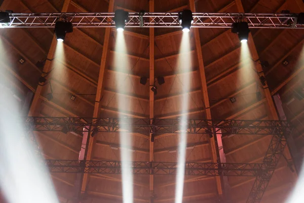 Sahnede Bir Konser Salonunda Işık Huzmeleri — Stok fotoğraf