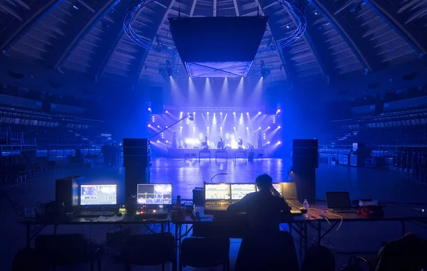 Raios Luz Palco Uma Sala Concertos — Fotografia de Stock