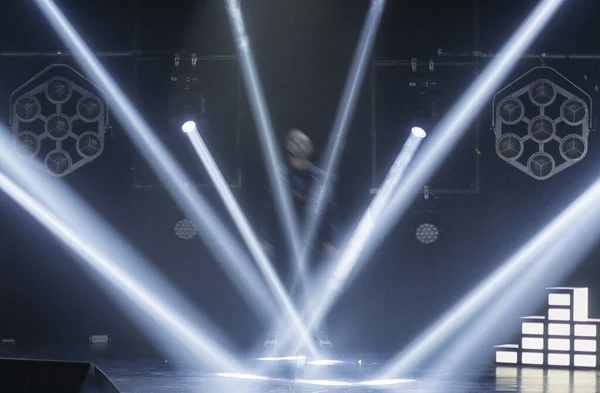 Raios Luz Palco Uma Sala Concertos — Fotografia de Stock