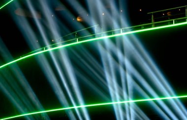 Işık huzmeleri olan Noel arkaplanları. Spotlight gerçekçi ışın.