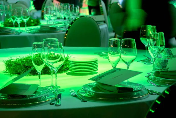 Şarap Bardakları Masanın Üzerinde Beyaz Bir Masa Örtüsünün Üzerinde Yeni — Stok fotoğraf