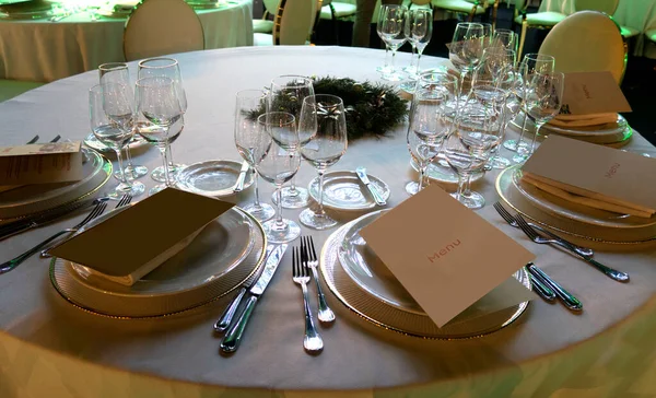 Las Copas Vino Están Sobre Mesa Mantel Blanco Antes Celebración —  Fotos de Stock