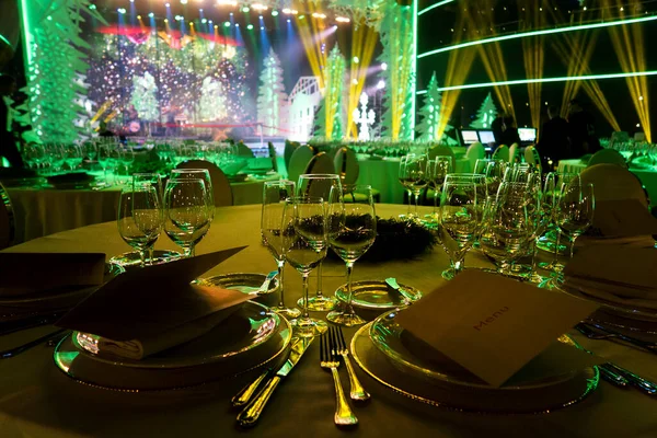 Copos Vinho Estão Sobre Mesa Uma Toalha Mesa Branca Antes — Fotografia de Stock