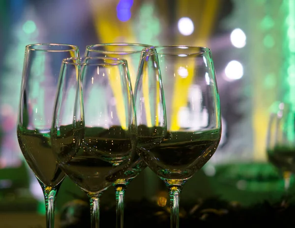 Sklenice Víno Jsou Bílém Ubrusu Před Oslavou Nového Roku — Stock fotografie